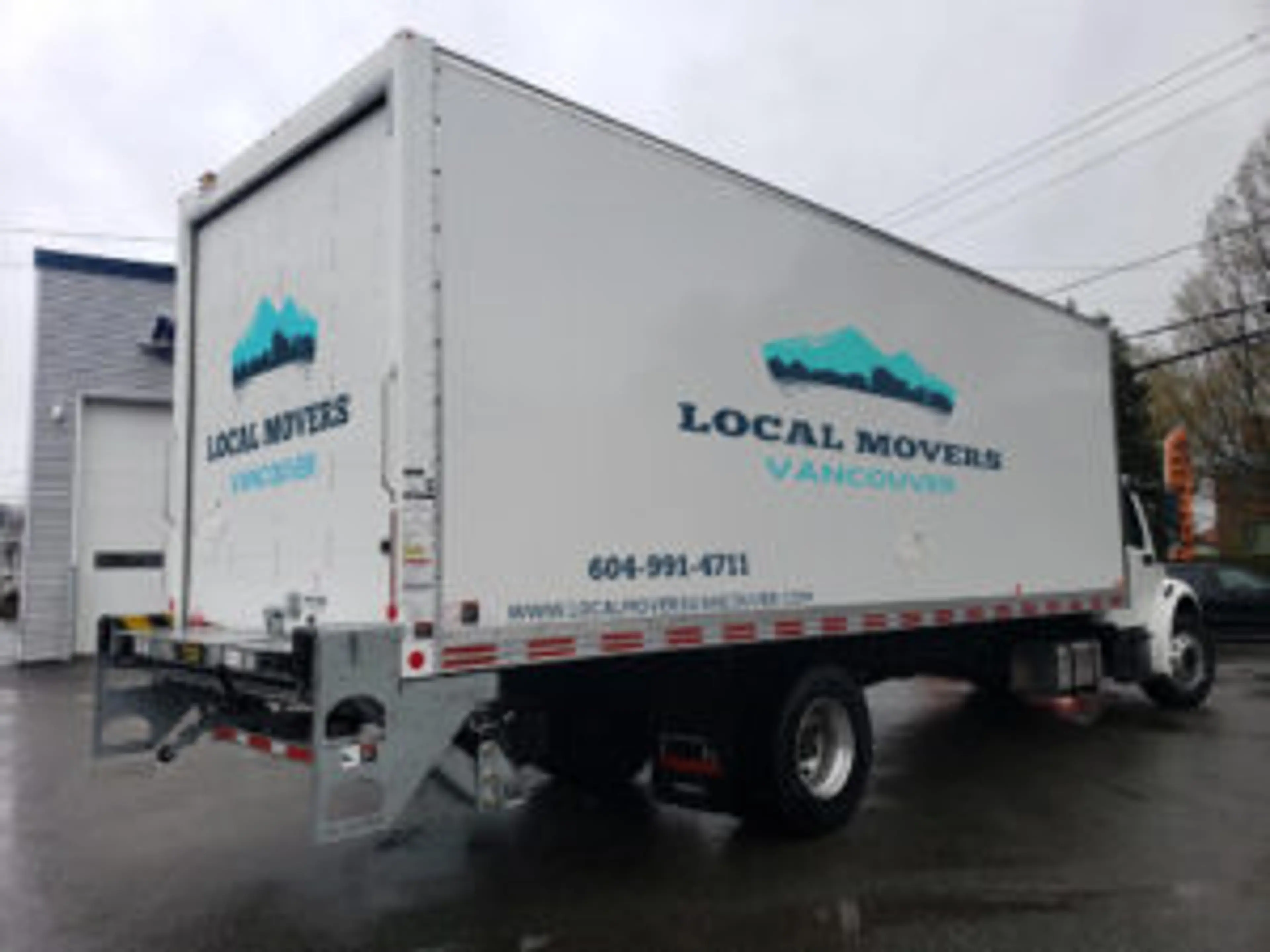 Wolf Movers logo