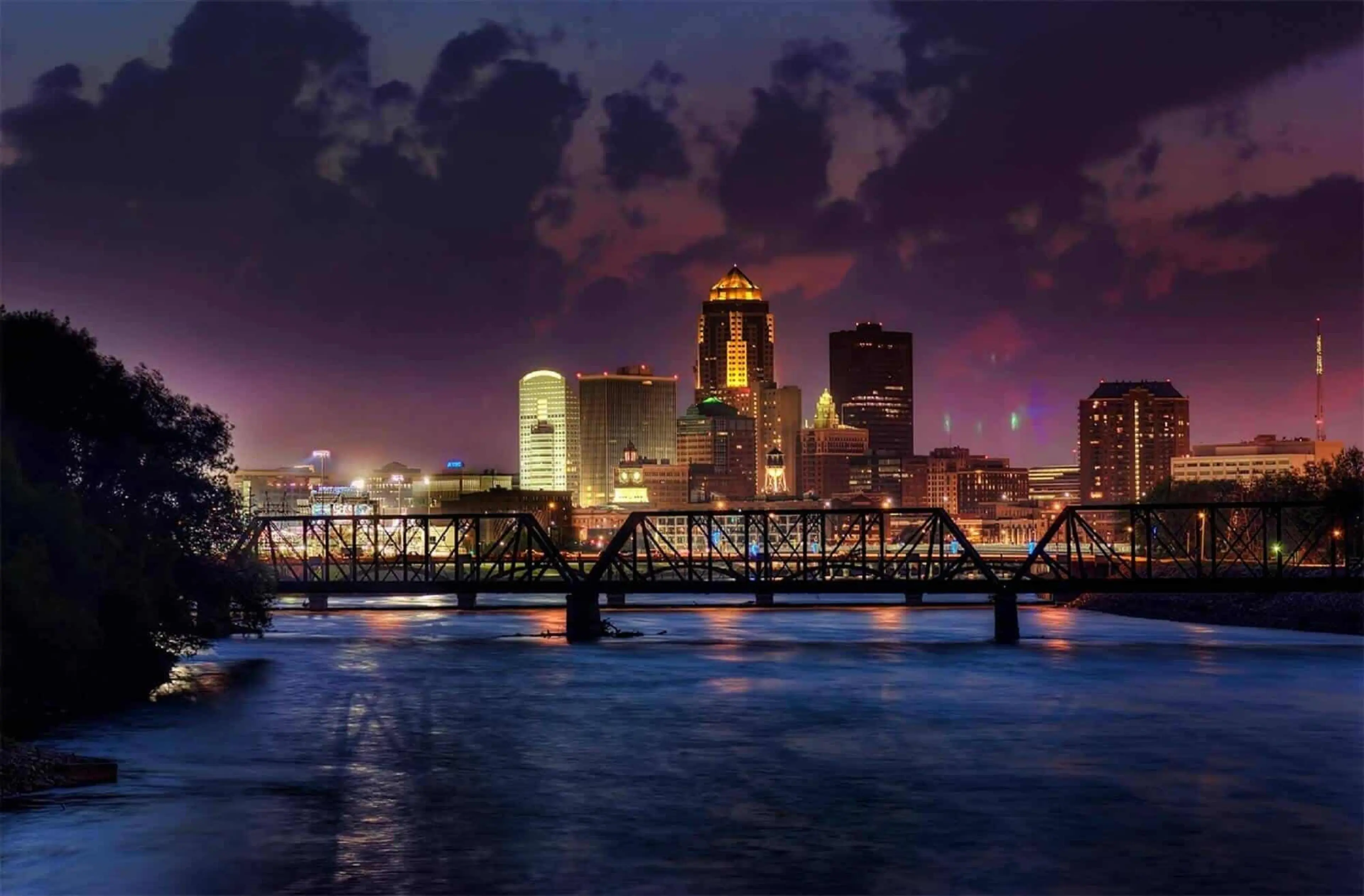 Des Moines, IA background image